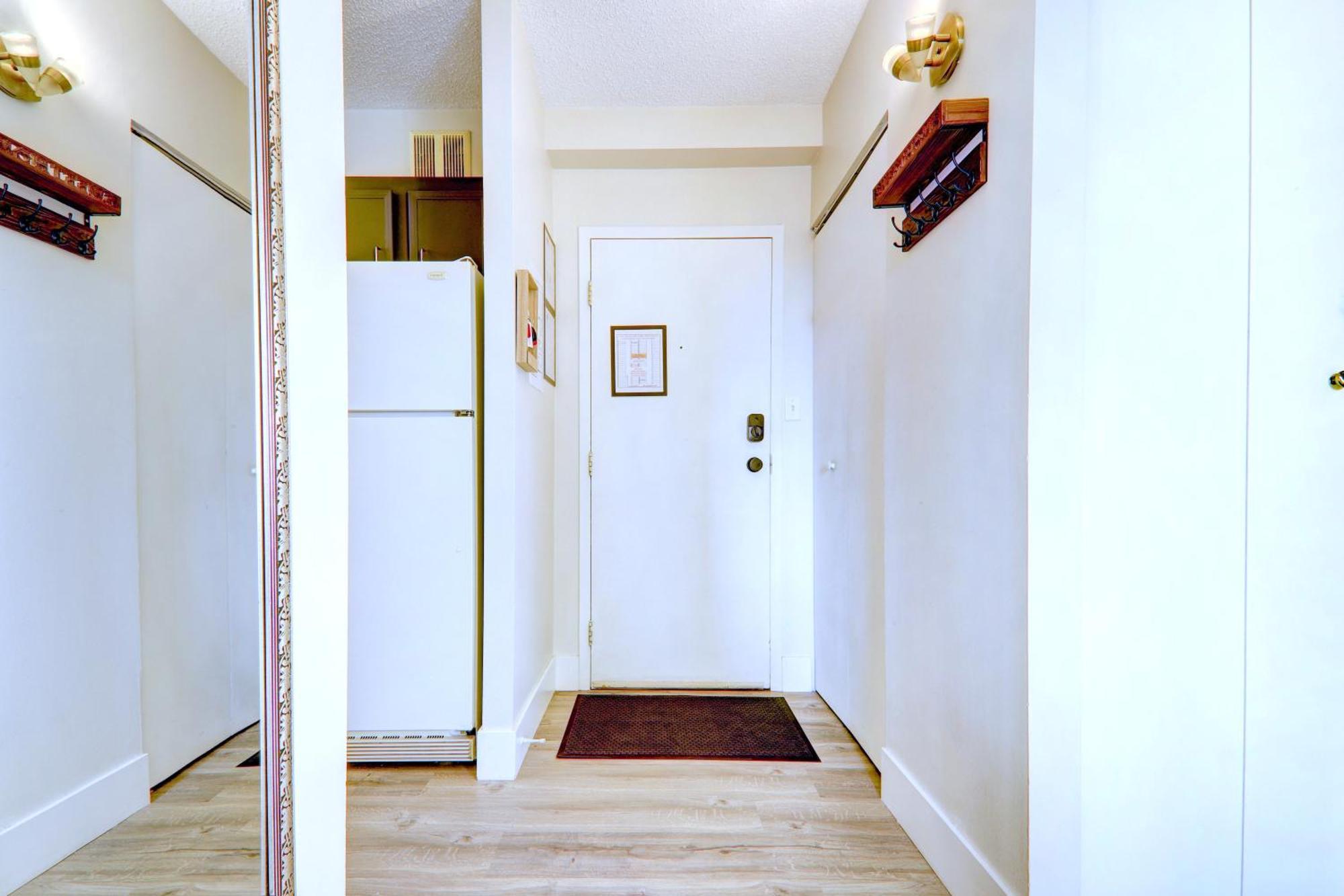 Spacious Floor At Stampede W Free Parking And Ac Apartment Calgary